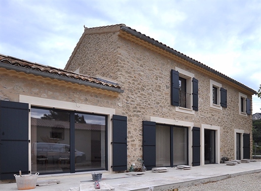 Renovated Stone Property with Large Garage Near Cavaillon
