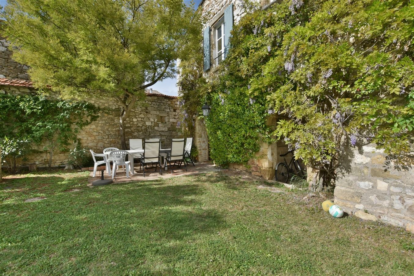 Stone Village House, Garden, Pool in St Mamert du