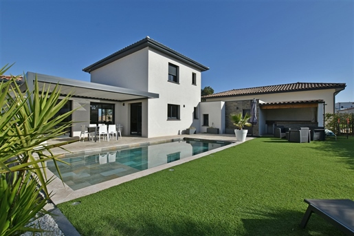 Contemporary Villa With Beautiful Outdoor Area