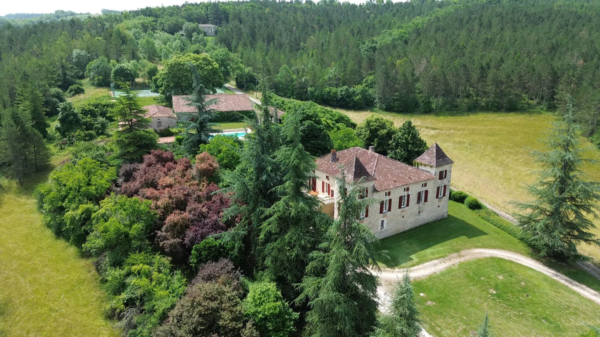 Small castle in the middle of nature in Lot et Garonne