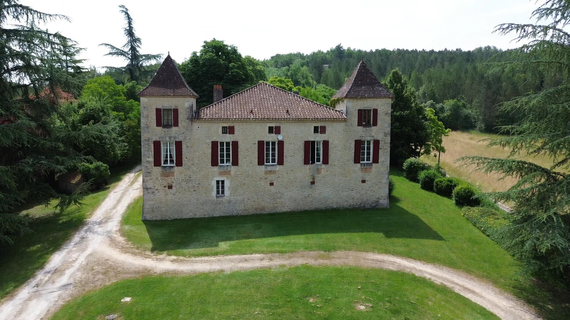 Small castle in the middle of nature in Lot et Garonne