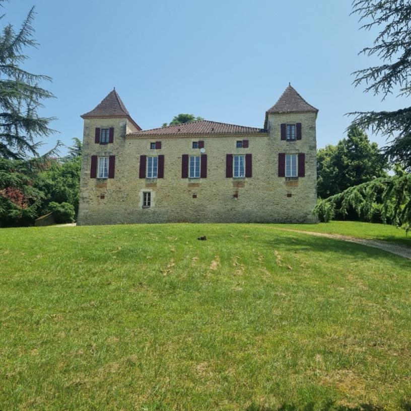 Small castle in the middle of nature in Lot et Garonne