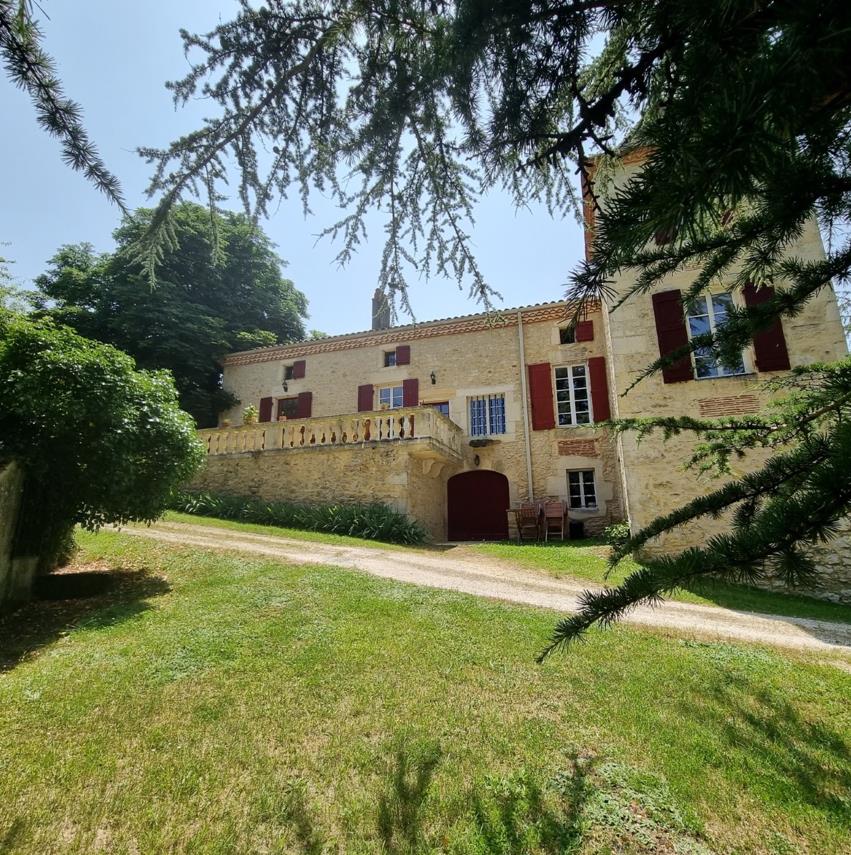 Small castle in the middle of nature in Lot et Garonne