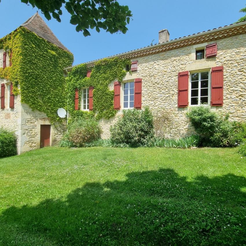 Small castle in the middle of nature in Lot et Garonne