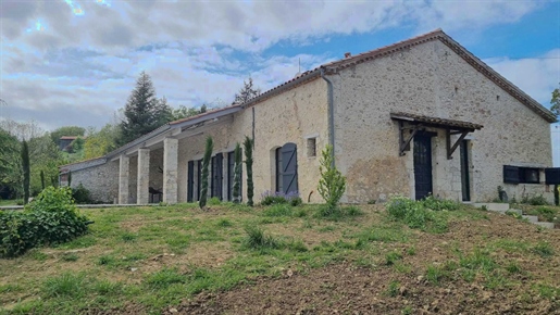 Beaucoup de cachet pour cette ancienne grange restaurée avec sa vue dégagée dans le Lot et Garonne