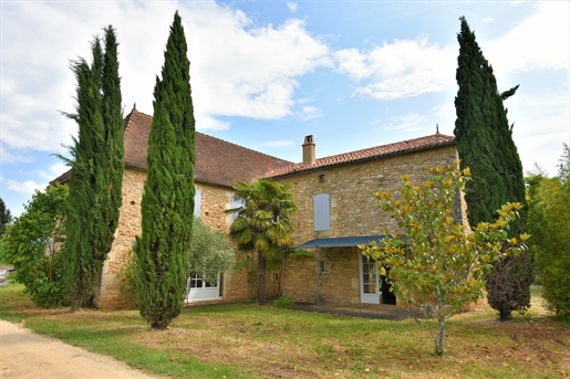 Magnificent winemaker's house, its cellar and its renowned vineyard.
