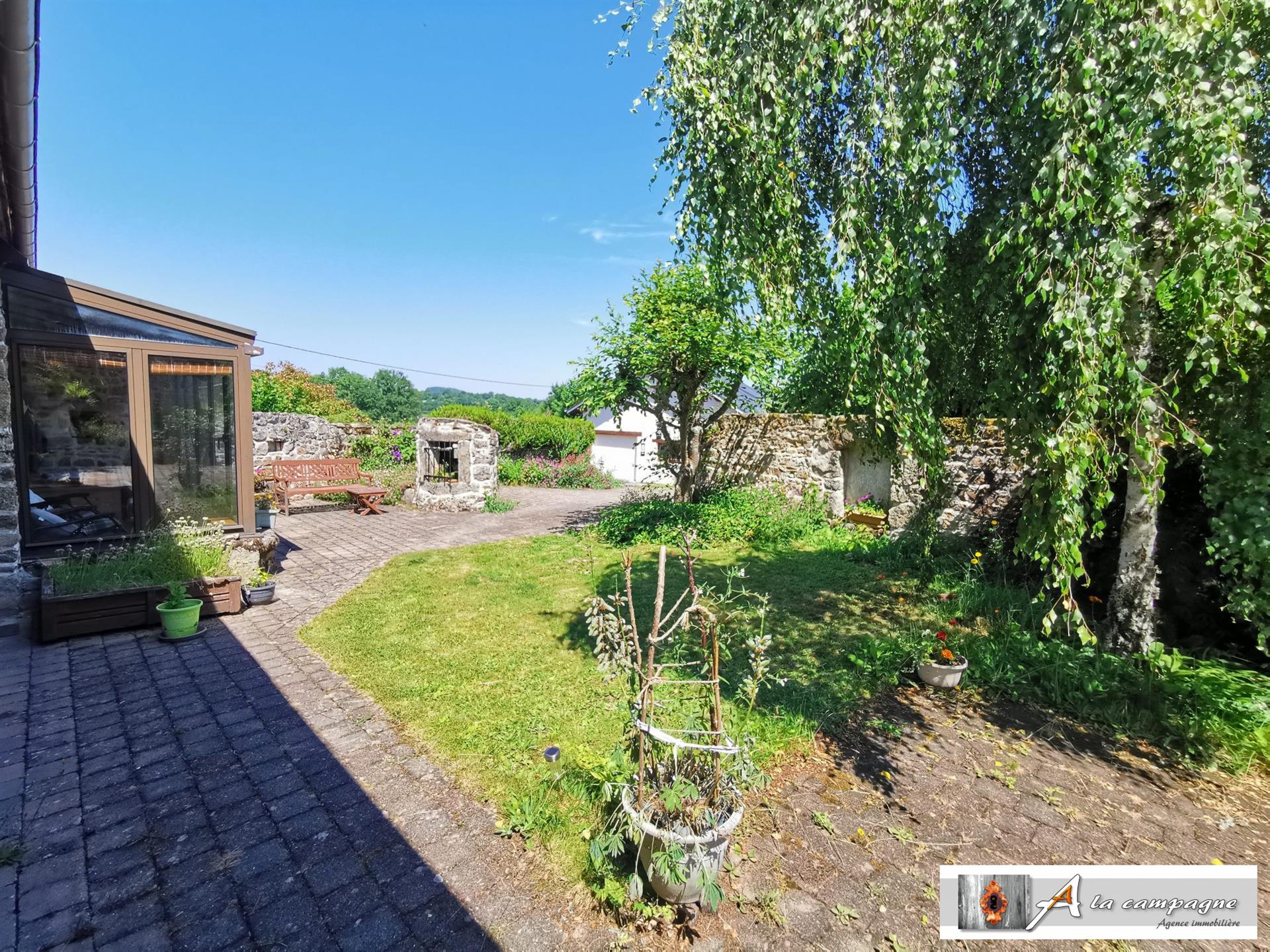 Jolie maison avec dépendances et terrain