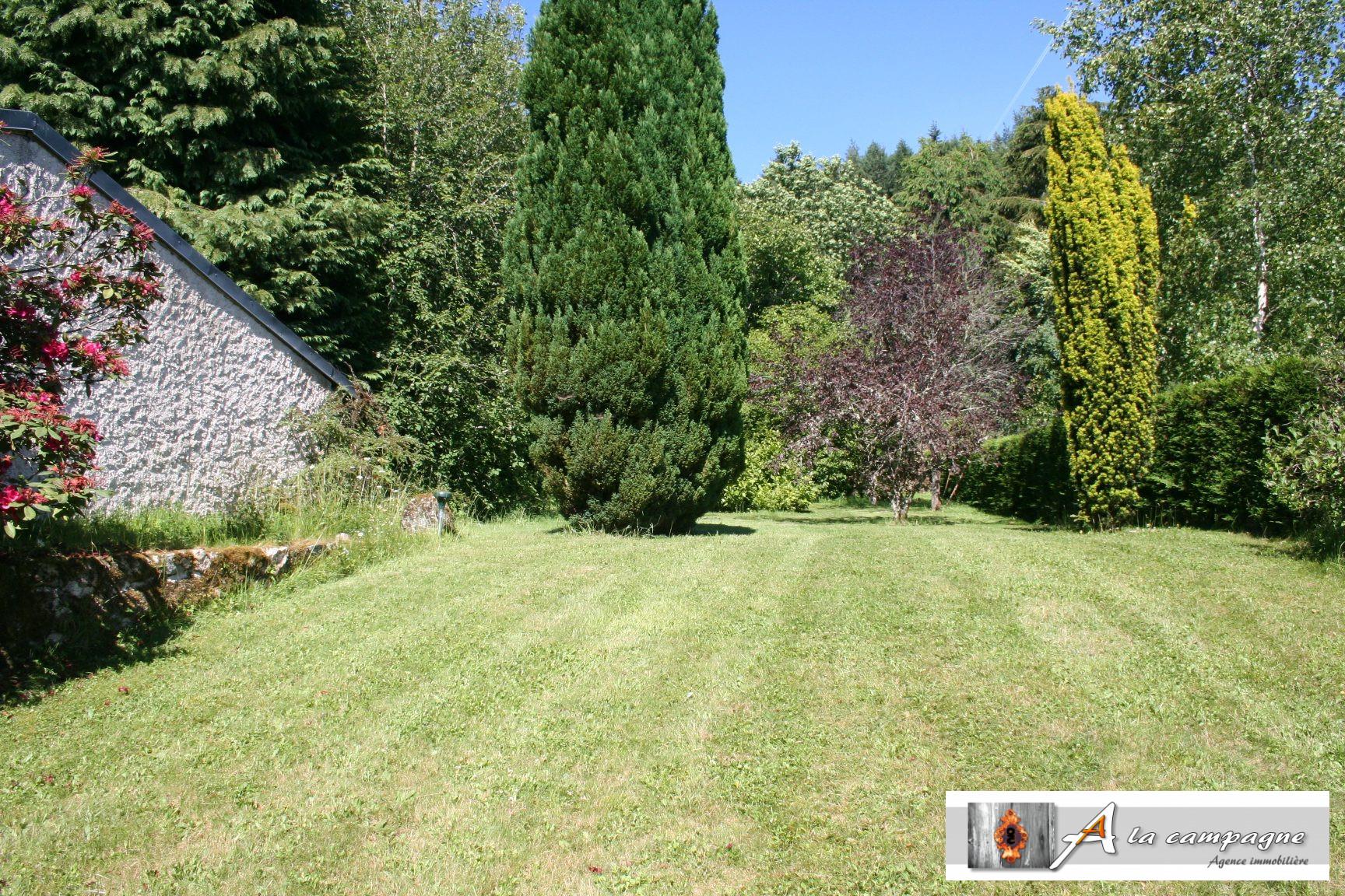Jolie maison avec dépendances et terrain