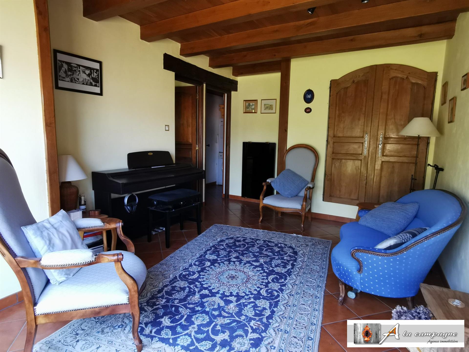 Jolie maison avec dépendances et terrain