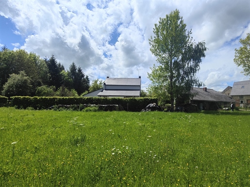 Eengezinswoning met bijgebouwen en grond