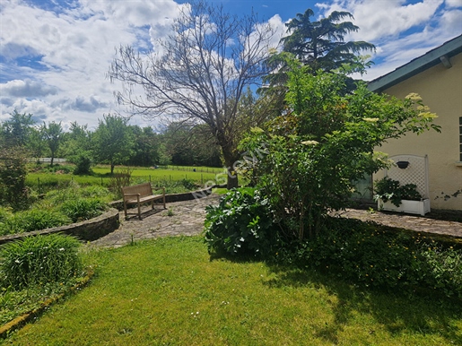 House with double garages and large land located in Saint-jory-de-chalais