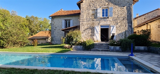 Magnificent stone estate with a gîte, 2 barns of approx. 210M2, swimming pool