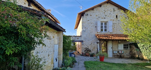 Magnificent stone estate with a gîte, 2 barns of approx. 210M2, swimming pool