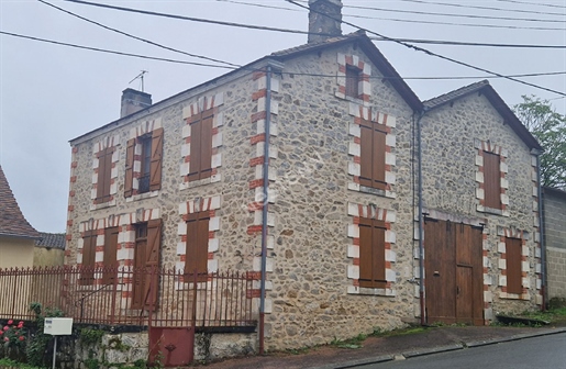 Belle maison de caractère en pierre avec garage au coeur du village de Saint-Saud Lacoussière