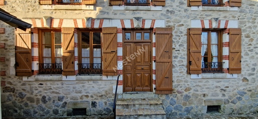 Mooi stenen karakteristiek huis met garage in het hart van het dorp Saint-Saud Lacoussière