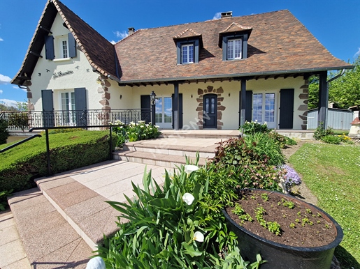 Beautiful Mareuil house in Périgord with rented gîte and outbuildings