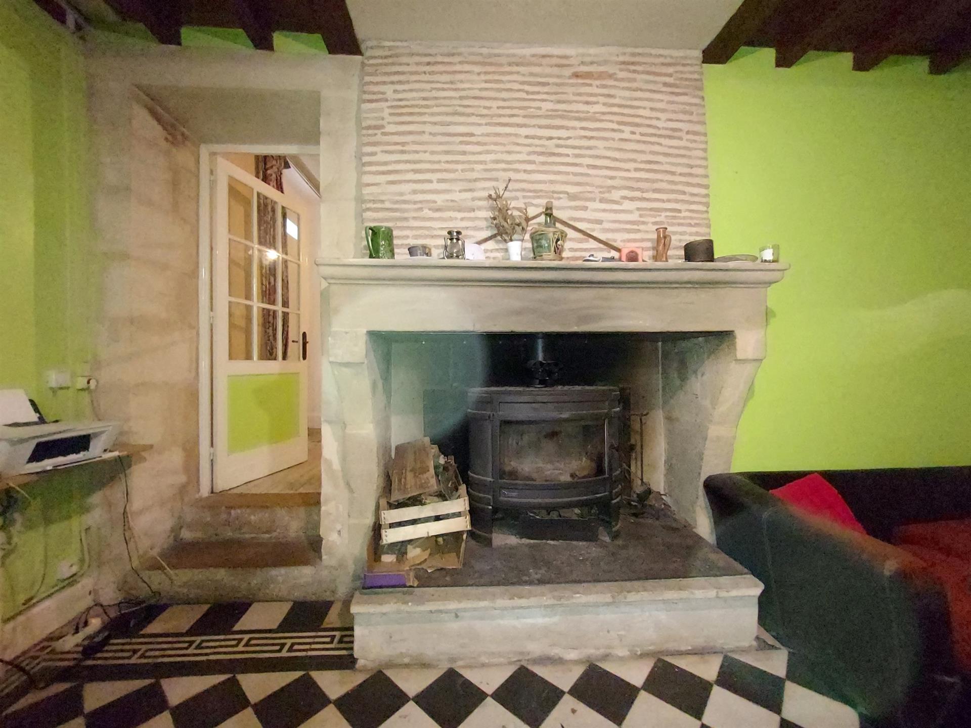 Casa de piedra con dependencias en gran terreno.