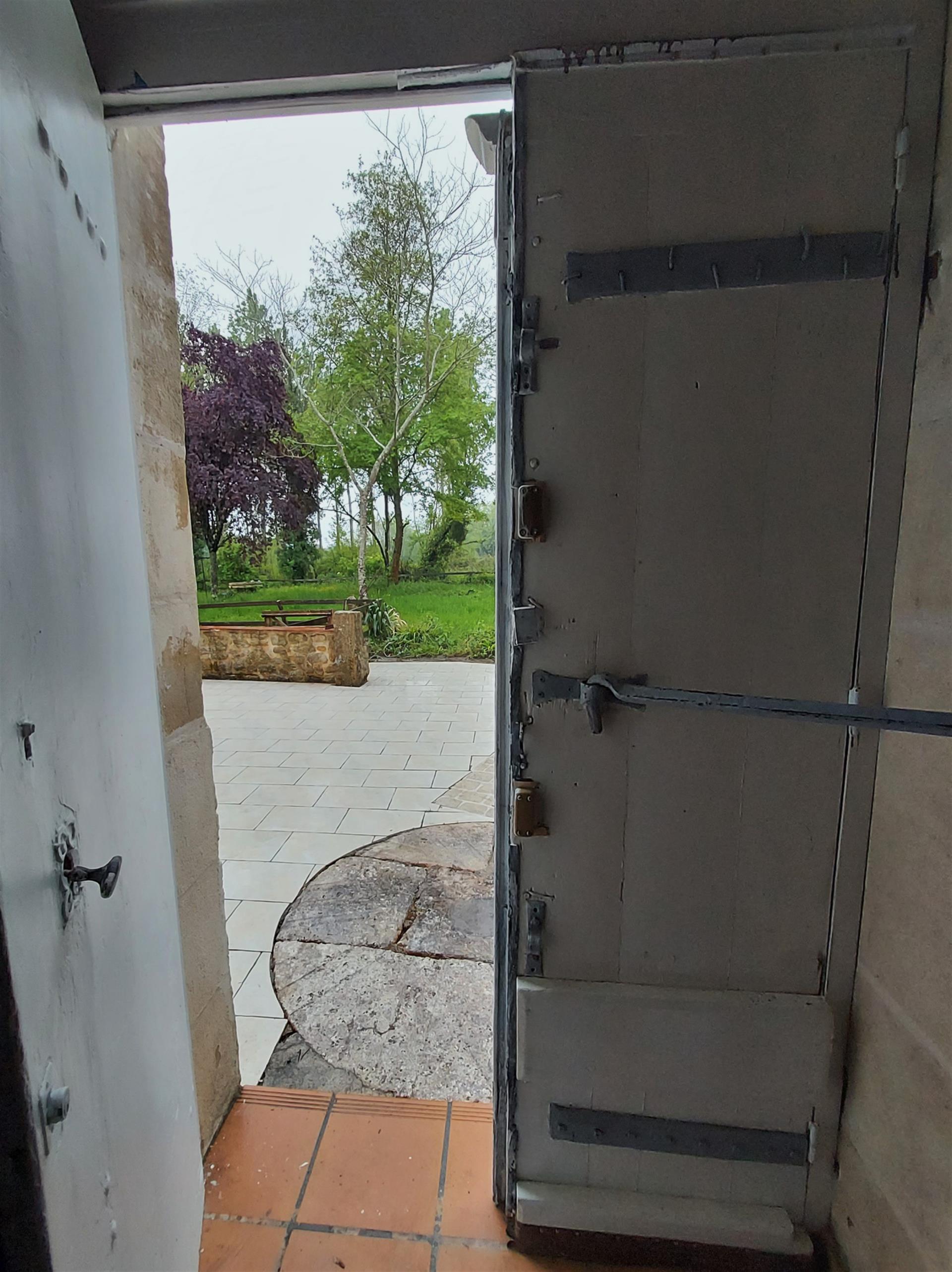 Casa de piedra con dependencias en gran terreno.