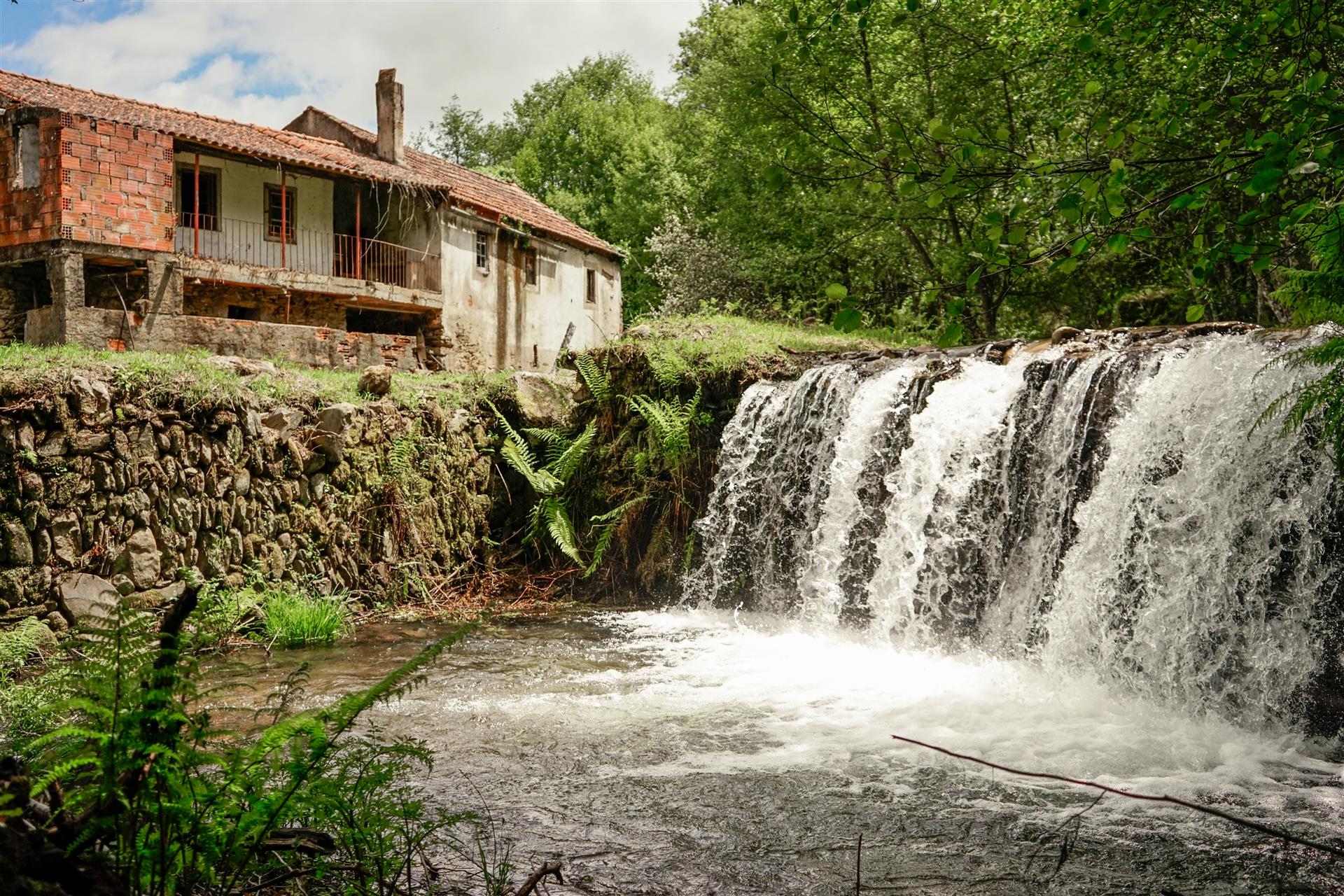 Sprookjesachtig dorp - verlaten watermolens, geheime watervallen, droomhuis