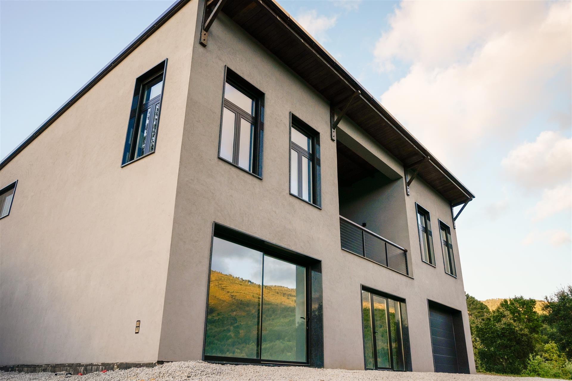 Sprookjesachtig dorp - verlaten watermolens, geheime watervallen, droomhuis