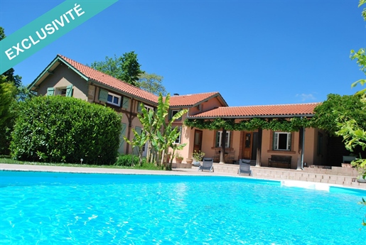 Very nice house with swimming pool, on a plot of 11000 m² with its lake.