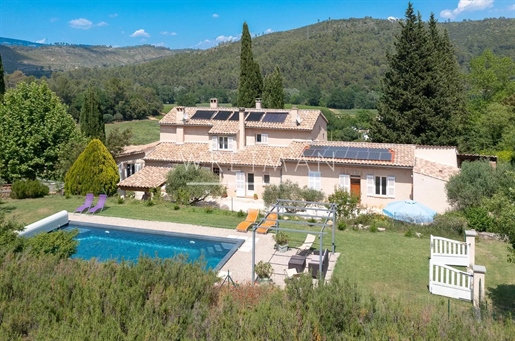 Unique self-sufficient property with vineyards, olive grove and guesthouses - Correns