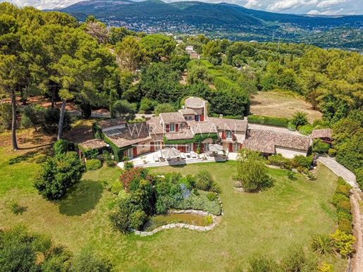 Belle propriété avec piscine, tennis et 3 maisons visiteur - Grasse