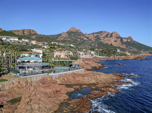 Villa pieds dans l'eau - Corniche d'Or entre Cannes et Saint Raphaël