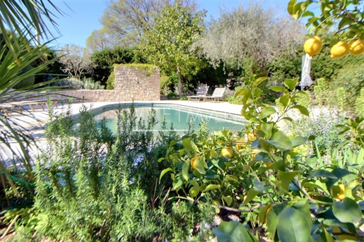 Einstöckige Villa mit flachem Garten, Swimmingpool und freistehend - Rouret