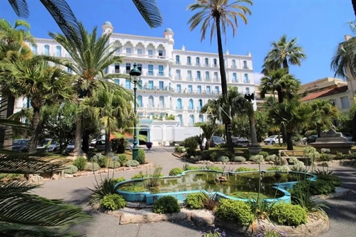 2-Bedroom apartment of 130 sq with balcony, sea view on top floor in a mythic Palace - Menton center