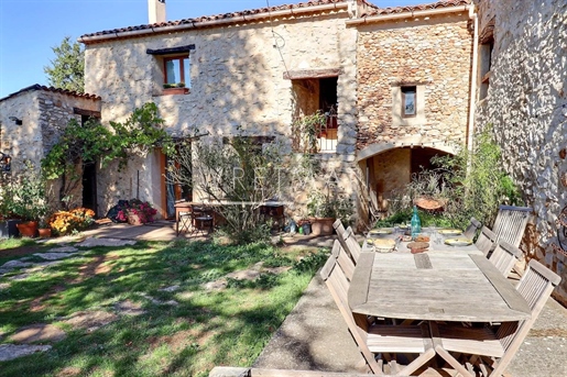 Authentic stone farmhouse, succesful B and B and gite rental - Quinson