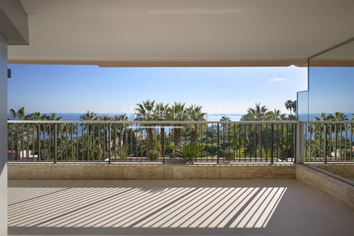 Superb High Floor 3-Bedroom Refurbished Apartment Panoramic Sea View Cannes Californie