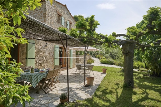 Maison en pierre dans la nature avec piscine