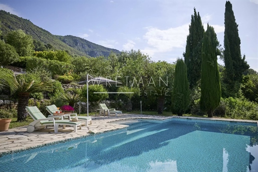 Maison en pierre dans la nature avec piscine