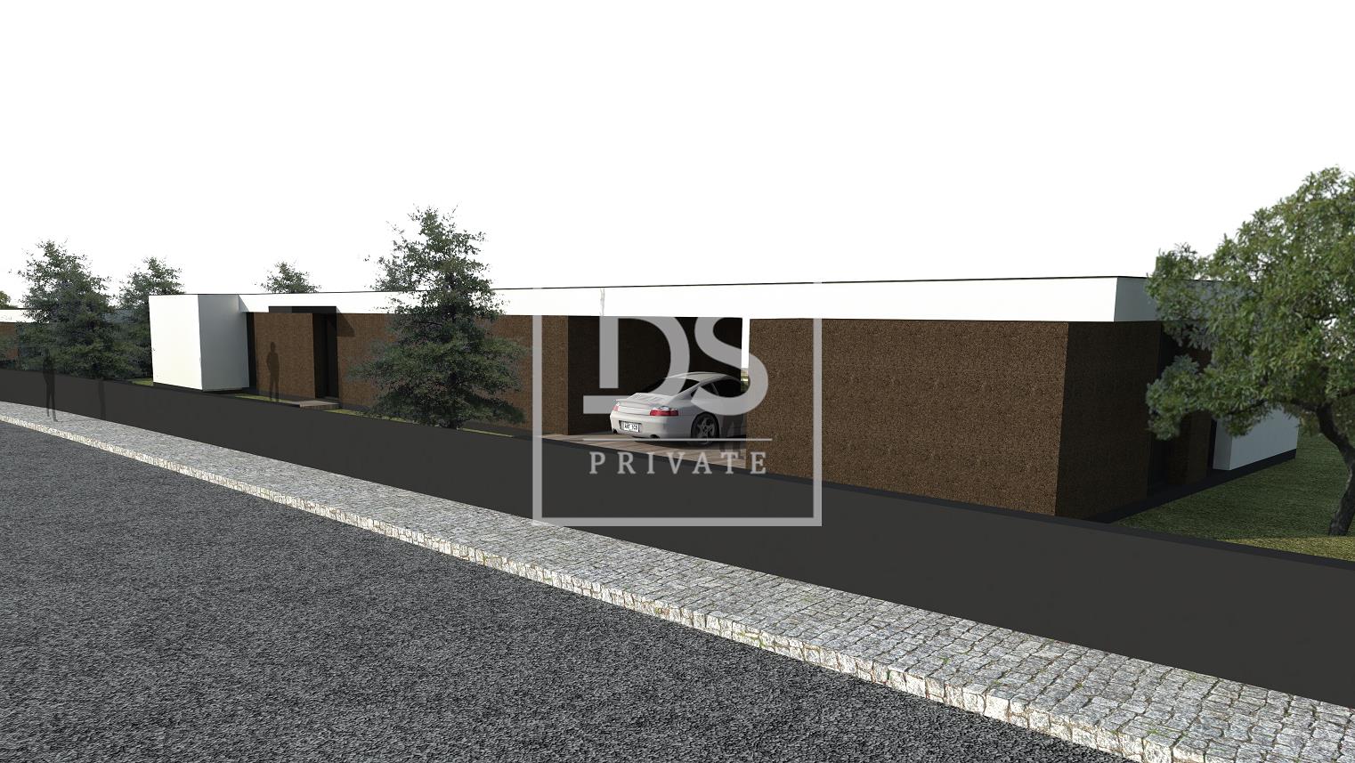 Land 3,300 m² in Vila Caiz, Near the Station