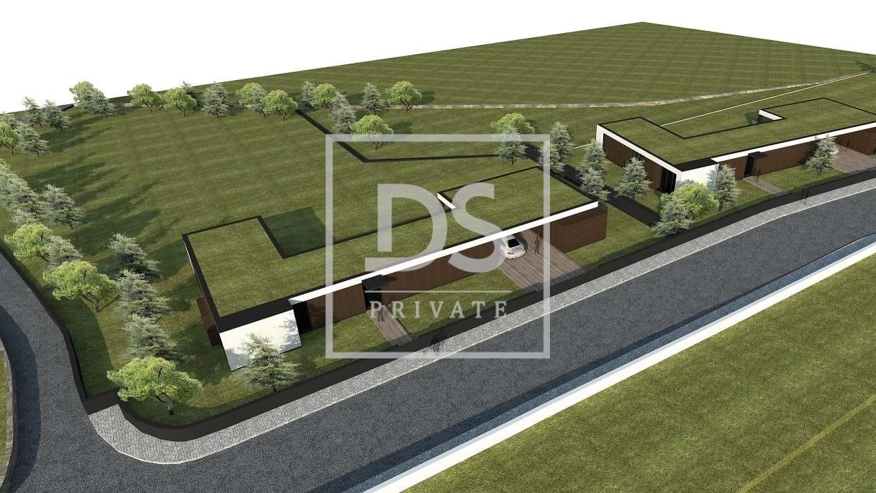 Land 3,300 m² in Vila Caiz, Near the Station