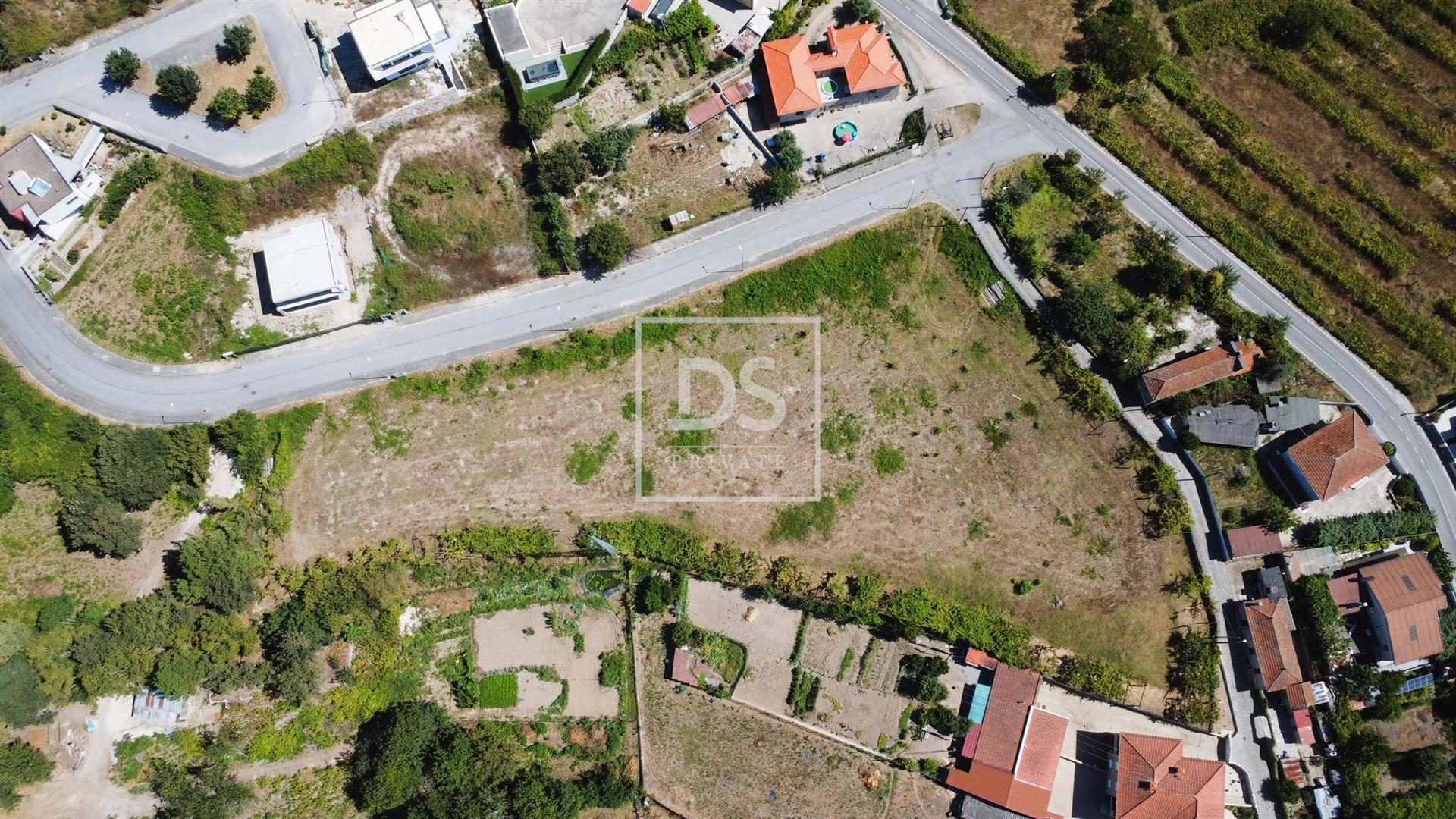 Land 3,300 m² in Vila Caiz, Near the Station