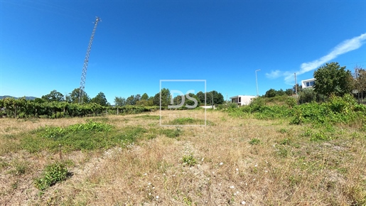 Terrain de 3 300 m² à Vila Caiz, près de la gare