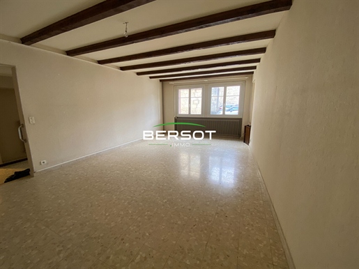 Large apartment with garage and outbuildings in the centre of Saint-Vit