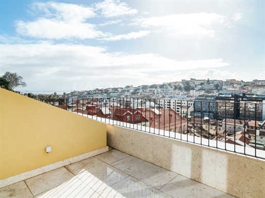 3 bedroom apartment with balcony between the Marquis of Pombal and Baixa