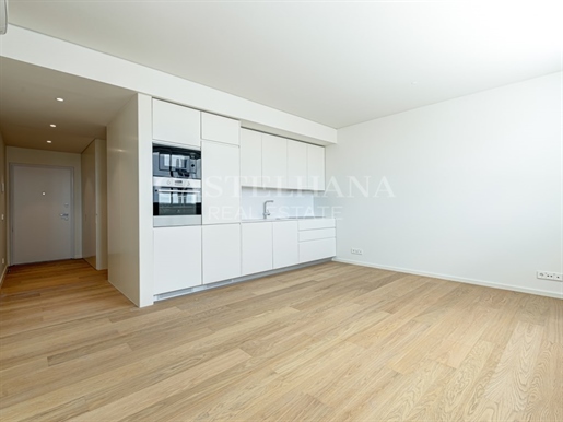 Bright 1-bedroom apartment with parking