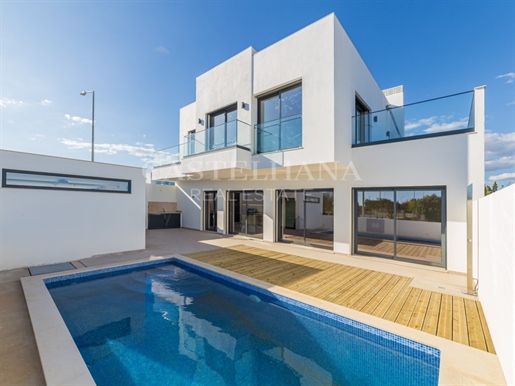 Villa de 3 chambres, avec piscine et sous-sol, en construction, Tavira - Algarve