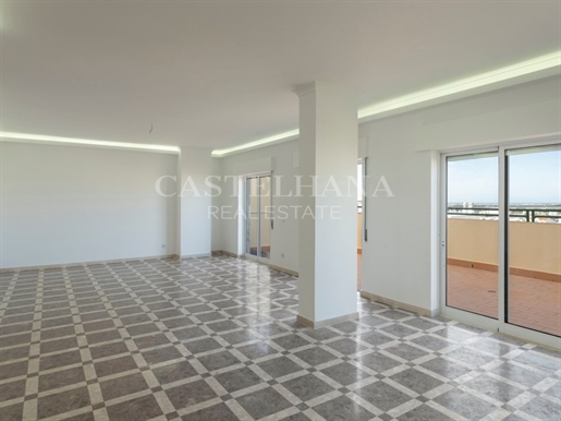 4 bedroom duplex flat with swimming pool, Center of Faro, Algarve