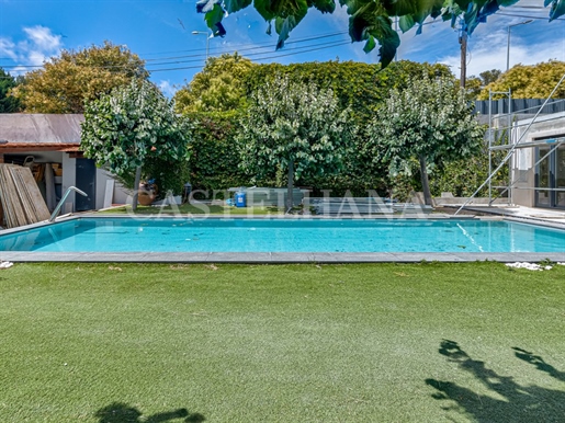 Villa de 4 dormitorios con jardín y piscina, situada en el centro de Cascais