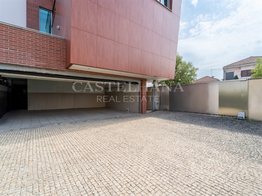 Exclusive House T8 + 2 with Large Garden and Terraces