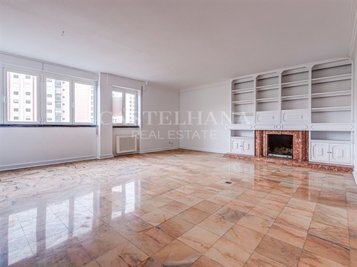5 bedroom apartment in Algés with a parking space.