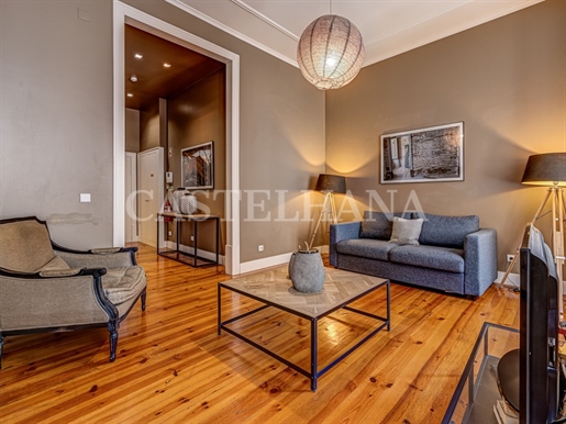 1 bedroom flat with 86 m2, furnished, in Cais Sodré, close to the Tagus River and Chiado