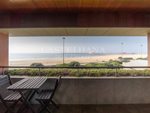 Apartamento de 3 dormitorios con balcón, frente a la playa en Matosinhos Sul