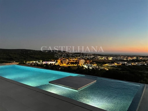 Detached 4 bedroom villa with swimming pool in Loulé, Algarve