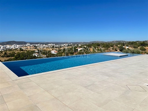Detached 4 bedroom villa with swimming pool in Loulé, Algarve